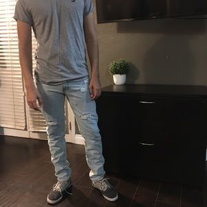 Men’s distressed light blue jeans